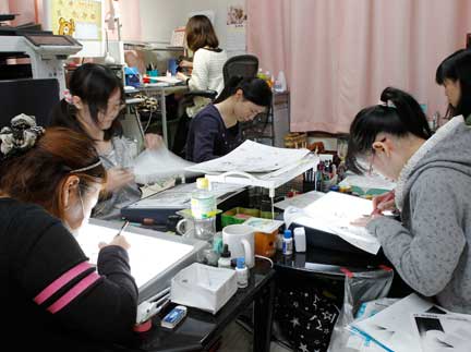 Nhóm trợ lý 5 người của họa sĩ manga Kumagai Kyoko (ngồi phía sau).