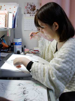 Họa sĩ manga Kumagai Kyoko đang làm việc.