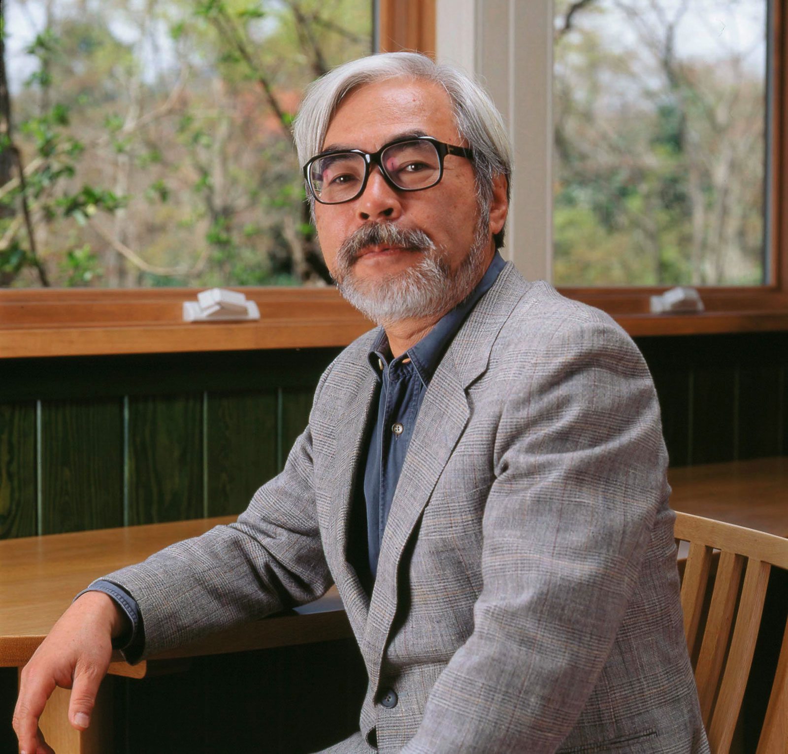 Hayao Miyazaki – vị biên kịch, hoạ sĩ, đạo diễn tài năng của Nhật Bản với các tác phẩm gây chấn động thế giới như Vùng Đất Linh Hồn, Mộ Đom Đóm