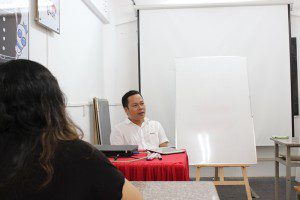 Đạo diễn Đinh Thái Thụy tại lớp Nghệ thuật Sáng tạo Kịch bản