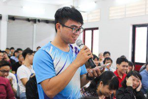 học viên khóa 5 ngành hoạt hình Nguyễn Thanh Triều đặt câu hỏi tại Lễ khai giảng